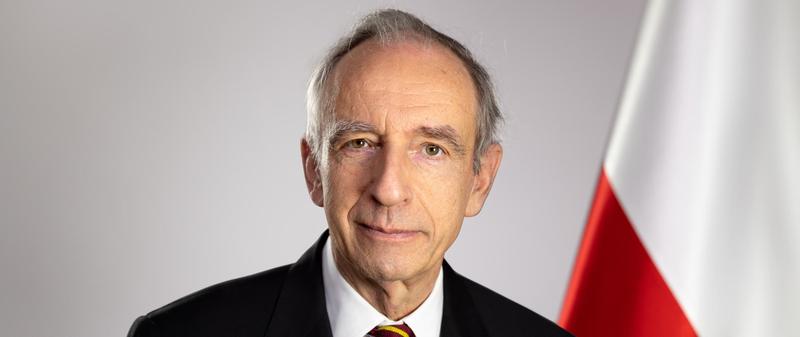 Odkryj najciekawszą książkę Bartoszewskiego, która zmieni Twoje spojrzenie na historię