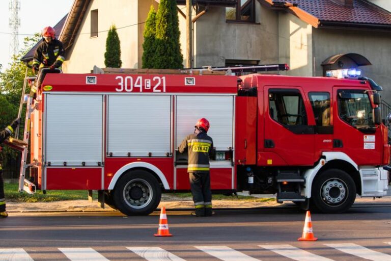 Ogień, odwaga i poezja: wiersz o straży pożarnej w sercach bohaterów