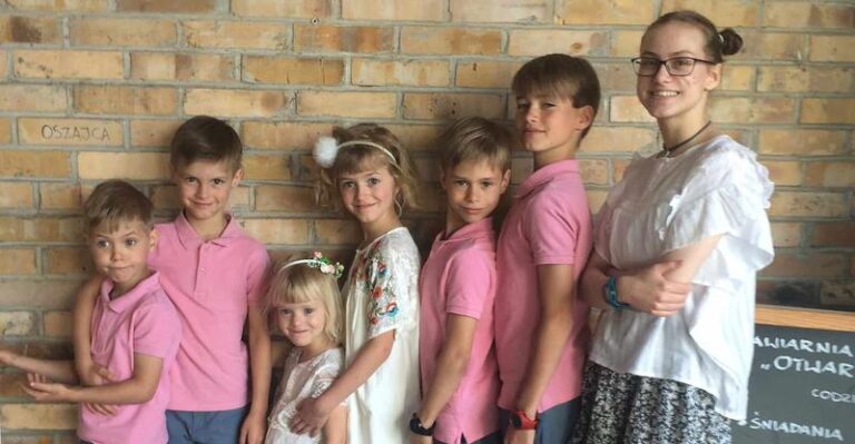 Siedmioro dzieci i ich wierszy na każdy tydzień – odkryj magię poezji!