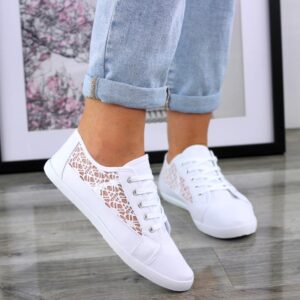 Zrozumieć, co autorka wiersza skrywa za białymi koronkami