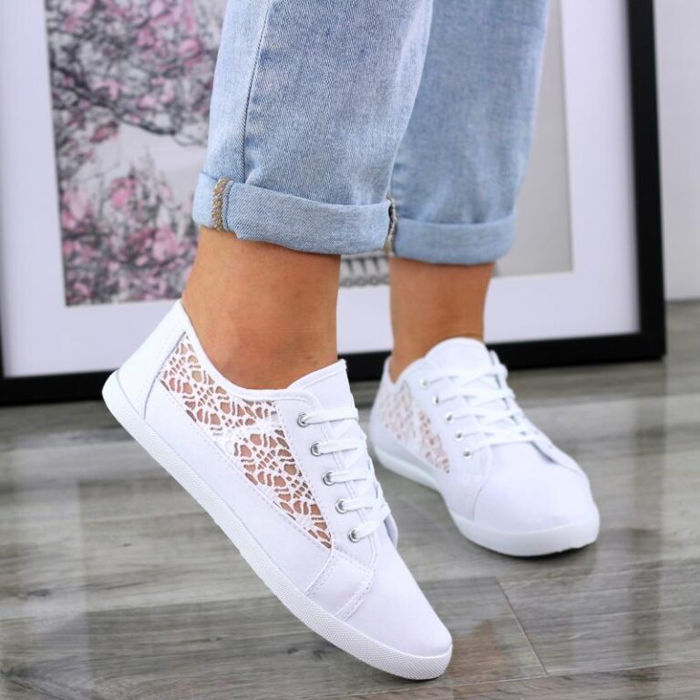 Zrozumieć, co autorka wiersza skrywa za białymi koronkami