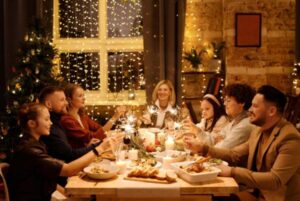 Magia wierszy przy wigilijnym stole – jak słowa ożywiają święta