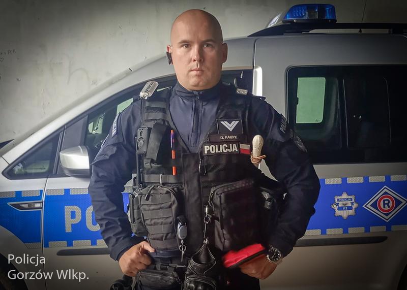 Bohater w mundurze policjant