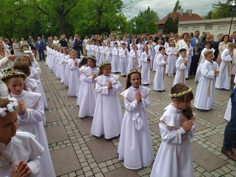 Wiersze i życzenia komunijne, które zachwycą każdego młodego wierzącego