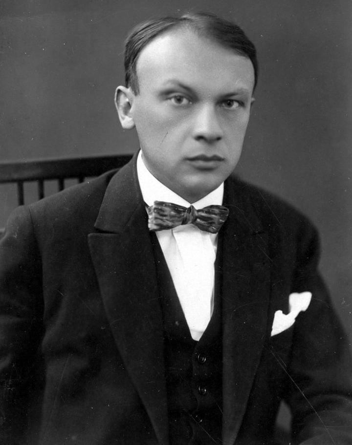 Analiza literacka i kontekst historyczny