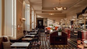 Odkryj magię literackich chwil w kawiarni między wierszami w Warszawie