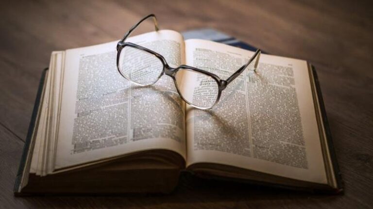 Odkryj świat literatury: gazetka o książce, która inspiruje