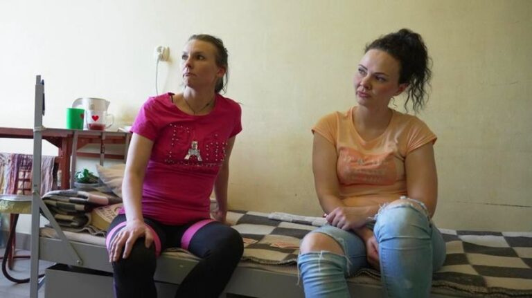 Życie za kratami: odkrywanie prawdy w książce o więzieniu kobiecym